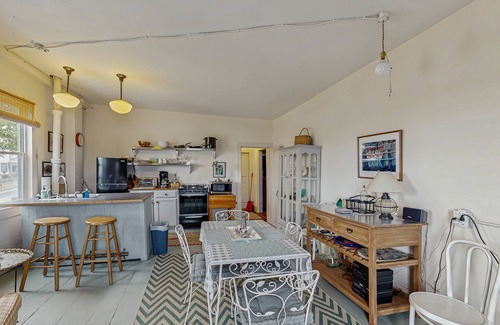 Wiscasset Condominio | Riverfront condo w/ deck overlooking the water - steps to dining & shopping