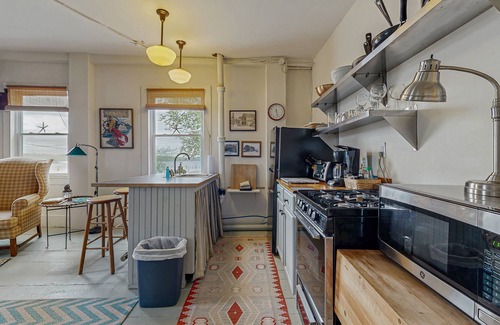 Wiscasset Condominio | Riverfront condo w/ deck overlooking the water - steps to dining & shopping