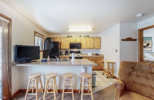 Grand Lake Condominio | Riverfront condo with free wifi, fireplace, patio, & gas grill