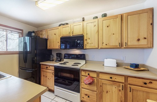 Grand Lake Condominio | Riverfront condo with free wifi, fireplace, patio, & gas grill