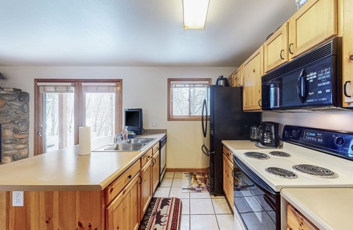 Grand Lake Condominio | Riverfront condo with free wifi, fireplace, patio, & gas grill
