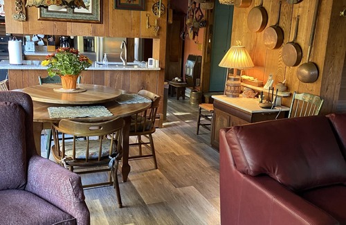 Canton Casa | Riverfront & Creekfront Chalet near Waynesville & GSMNP- Free high speed WiFi!
