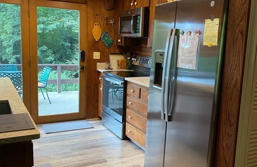 Canton Casa | Riverfront & Creekfront Chalet near Waynesville & GSMNP- Free high speed WiFi!
