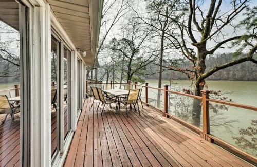 Piney Casa | Riverfront Deck and Fire Pit Hot Springs Retreat!