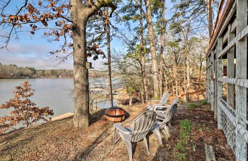 Piney Casa | Riverfront Deck and Fire Pit Hot Springs Retreat!
