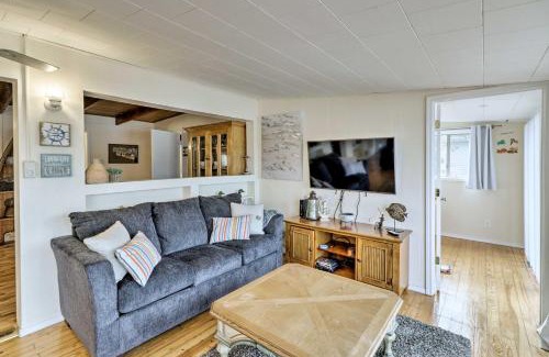 Piney Casa | Riverfront Deck and Fire Pit Hot Springs Retreat!