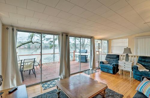 Piney Casa | Riverfront Deck and Fire Pit Hot Springs Retreat!