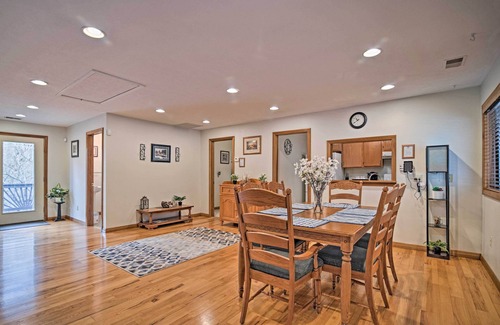 Elkins Casa | ¡NUEVO! Riverfront 2BR Elkins Home con chimenea y terraza