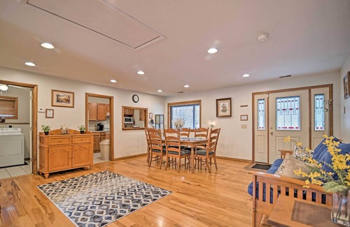 Elkins Casa | ¡NUEVO! Riverfront 2BR Elkins Home con chimenea y terraza
