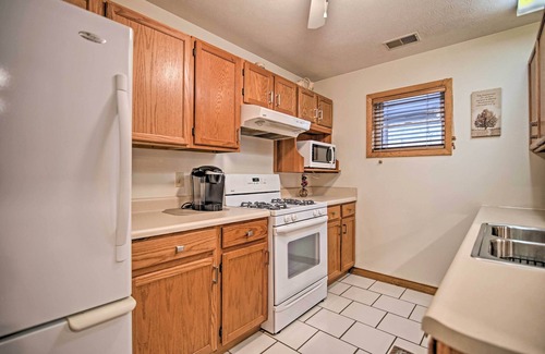 Elkins Casa | ¡NUEVO! Riverfront 2BR Elkins Home con chimenea y terraza