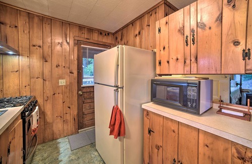 Lake Luzerne Cabina | Riverfront Escape w/ Dock: 19 Mi to Saratoga!