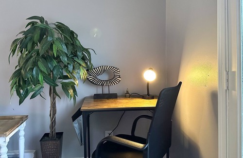 Yorkville Casa | Riverfront/Fast Wi-Fi/Comfy beds/Fishing/RW Waterpark/Kayak & Canoe/Free parking
