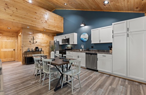 Bakerton Cabina | Riverfront~Firepit~Fishing~20 Min Lake Cumberland~Game Table