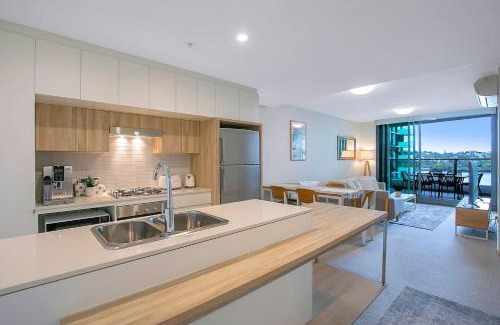 Hamilton Apartamento | 'Riverfront Flow' Poolside and Portside in Hamilton