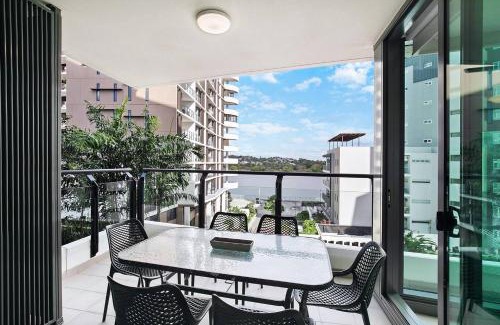 Hamilton Apartamento | 'Riverfront Flow' Poolside and Portside in Hamilton