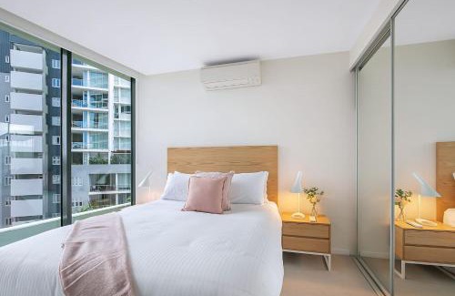 Hamilton Apartamento | 'Riverfront Flow' Poolside and Portside in Hamilton