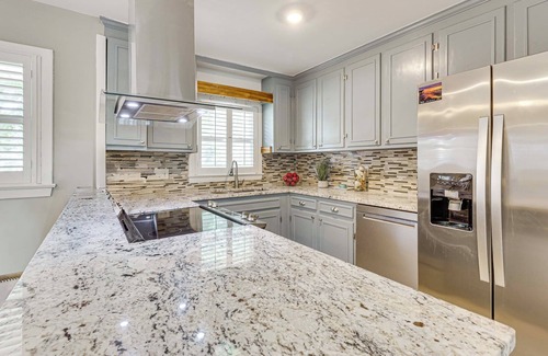Coliseum Central Casa | Riverfront Fun: Quiet Home Near Hampton Coastline