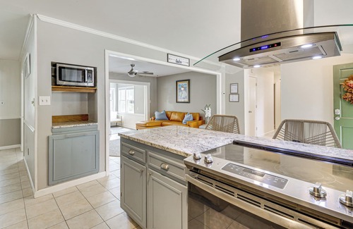 Coliseum Central Casa | Riverfront Fun: Quiet Home Near Hampton Coastline