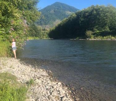 Sedro-Woolley Chalet De Esquí | Riverfront Getaway on the Wild and Scenic