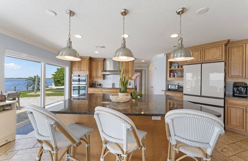 Cocoa Isles Country Club Casa | Dolphin Paradise-5 BDRM-Riverfront-Pool-Game Room