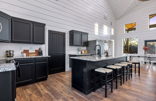 Broken Bow Cabina | Riverfront + Heated Pool, Pool Table, Kayaks, Fishing | EV
