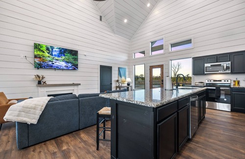 Broken Bow Cabina | Riverfront + Heated Pool, Pool Table, Kayaks, Fishing | EV