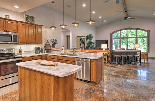 Lone Rock Casa | Riverfront 'Heaven on the White' w/ Covered Patio!