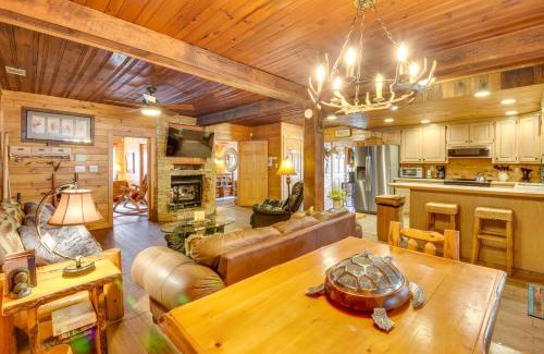 Helen Casa | Riverfront Helen Cabin with Hot Tub and Deck!