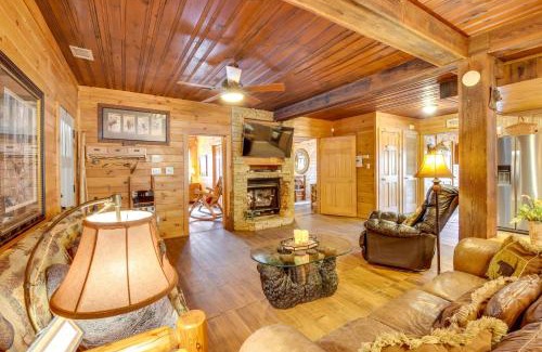 Helen Casa | Riverfront Helen Cabin with Hot Tub and Deck!
