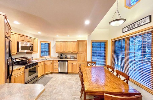 Fall River Estates Cabina | Riverfront Home at the entrance of Rocky Mountain National Park