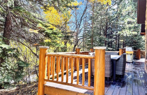 Fall River Estates Cabina | Riverfront Home at the entrance of Rocky Mountain National Park
