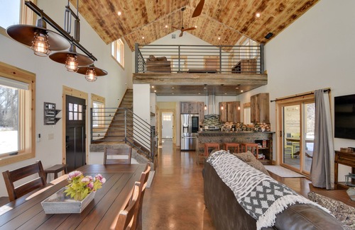 Gunnison Casa | ¡NUEVO! Riverfront Home w / BBQ, 2 millas a Dtwn Gunnison!