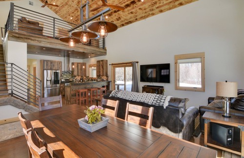 Gunnison Casa | ¡NUEVO! Riverfront Home w / BBQ, 2 millas a Dtwn Gunnison!