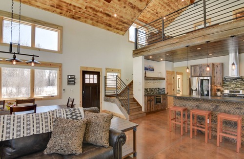 Gunnison Casa | ¡NUEVO! Riverfront Home w / BBQ, 2 millas a Dtwn Gunnison!