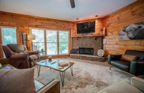 East Ellijay Casa | Riverfront Home w Deck & Hot Tub