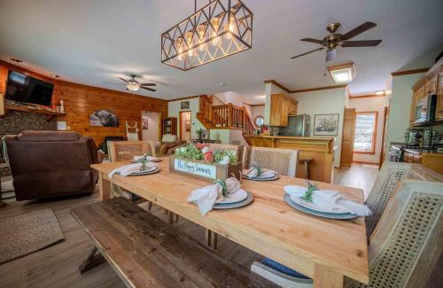 East Ellijay Casa | Riverfront Home w Deck & Hot Tub