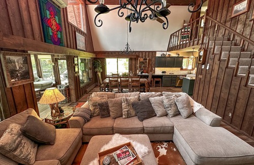 Rio Vista Estates Cabina | Riverfront home w/private deck, sunroom, full kitchen, and free WiFi