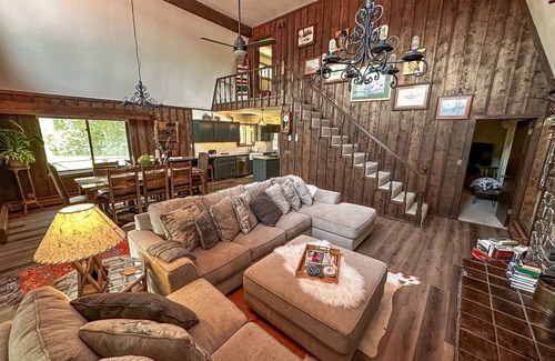 Rio Vista Estates Cabina | Riverfront home w/private deck, sunroom, full kitchen, and free WiFi