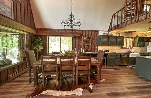 Rio Vista Estates Cabina | Riverfront home w/private deck, sunroom, full kitchen, and free WiFi
