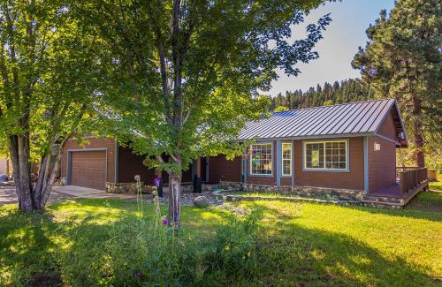 San Juan River Village Casa | Riverfront Home with Hot Tub about 19 Mi to Wolf Creek!