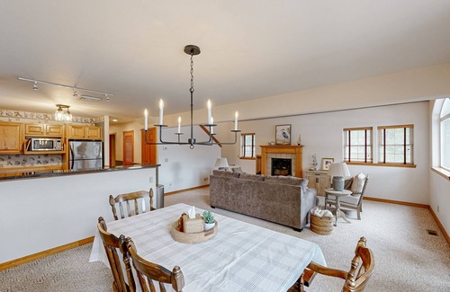 Sandpoint Cabina | Riverfront home with mountain view, hot tub, deck, WiFi, W/D, & fireplace