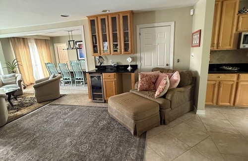 Northeast Virginia Beach Casa | Waterfront House w / Dock-Salt Water Piscina / Jacuzzi, cerca de la playa y el parque, WiFi gratis