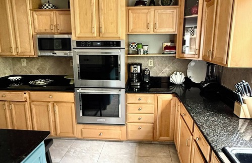 Northeast Virginia Beach Casa | Waterfront House w / Dock-Salt Water Piscina / Jacuzzi, cerca de la playa y el parque, WiFi gratis