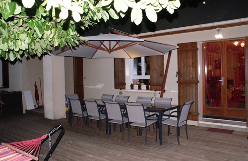 Treves Casa | Casa junto al río, piscina y hermosas vistas a la montaña.