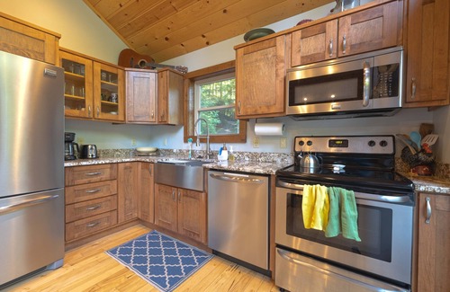 Burnsville Cabina | Riverfront in Burnsville near Asheville, Mt Mitchell, swim, fish, hike, ski