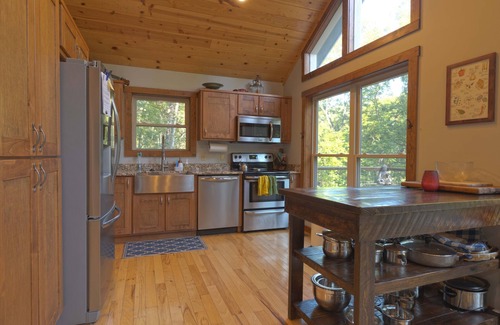Burnsville Cabina | Riverfront in Burnsville near Asheville, Mt Mitchell, swim, fish, hike, ski