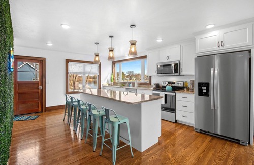 Oconto Casa | Riverfront Kayaks Bay Access Sleeps 15