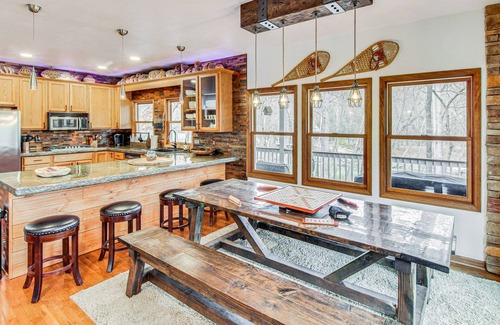 Rutherfordton Casa | Riverfront Lake Lure Lodge w/ Deck on 13 Acres