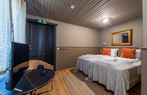 Hella Casa | Riverfront Lodge Hella