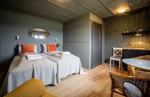 Hella Casa | Riverfront Lodge